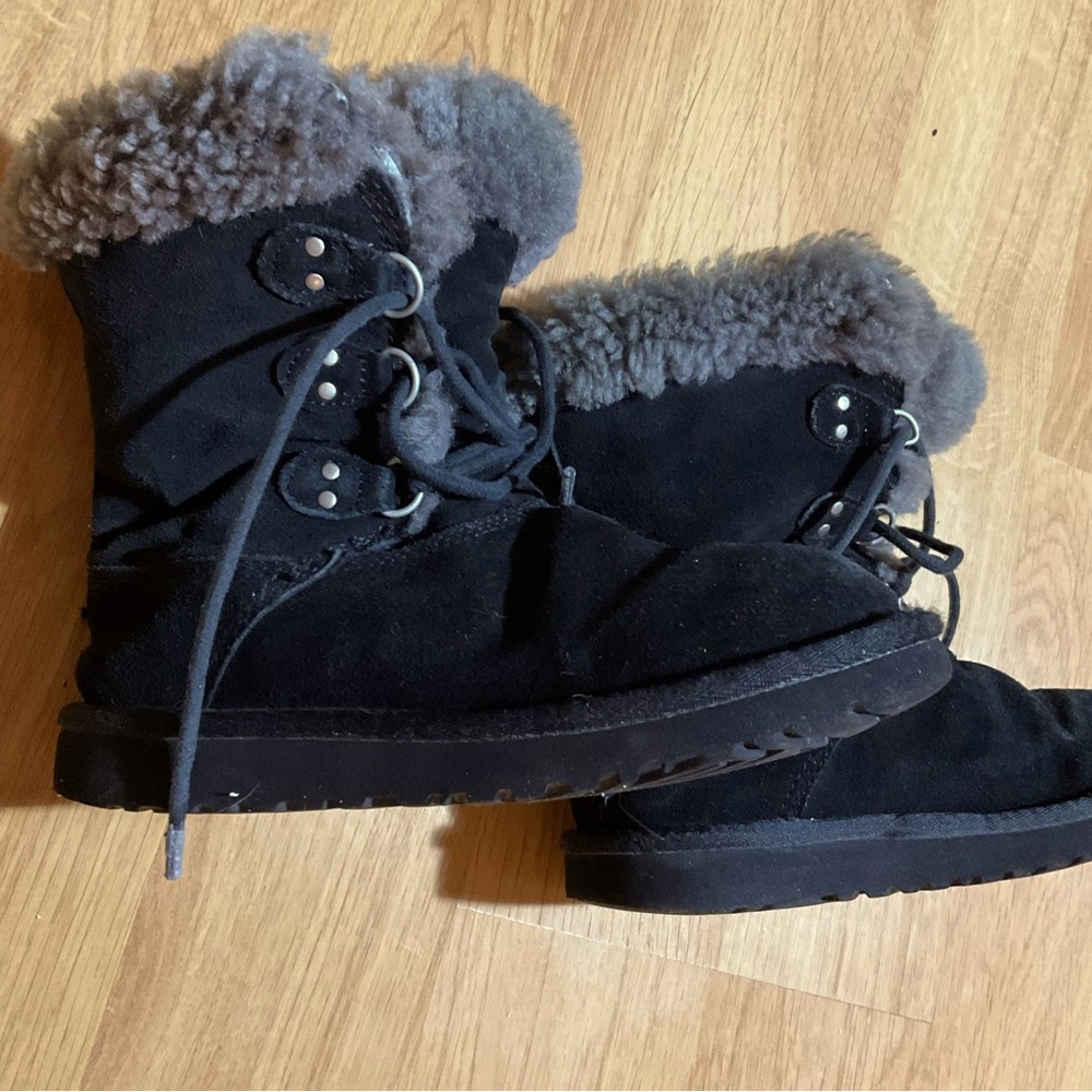 Girls UGG faux fur lined suede lace-up boots, black, size 2, EUC